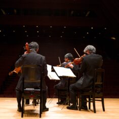 「マイ・ハート弦楽四重奏団ひろしま」の演奏体型は「田」に字型（命名は音楽評論家池田卓夫氏）。