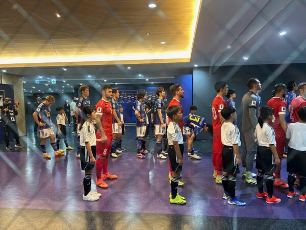 W杯サッカー：「サムライブルー 」と「ポイチ」の応援 by 広島県立可部高校サッカー部